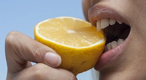 (7) طرق للوقاية من اضرار الحمضيات على الاسنان