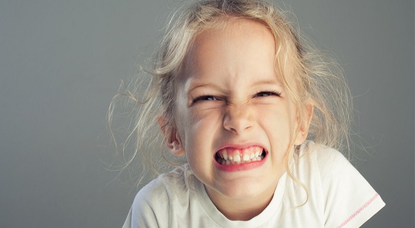 صرير الاسنان عند الاطفال، اسبابه وكيفية علاجه